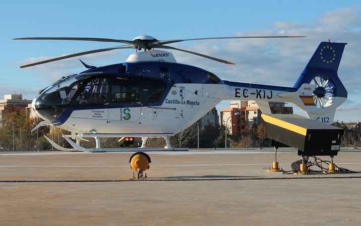 Trasladan al hospital a un motorista que cayó por un terraplén de 5 metros de profundidad en Férez (Albacete)