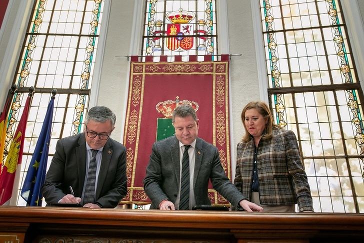 Junta y Ayuntamiento de Hellín firman un protocolo para terminar el teatro auditorio y la escuela municipal de música