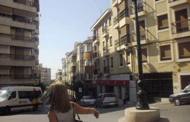 La zona comercial de Hellín se adapta y los vehículos dejan sitio a las personas
