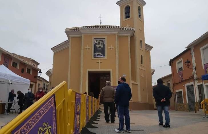 Los hellineros no se perdieron la tradición de visitar el Cristo de Medinaceli en la iglesia de San Roque