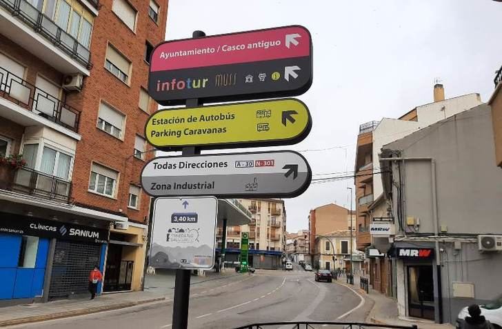 Hellín tiene ya nueva señalización urbana y turística en la ciudad y pedanías