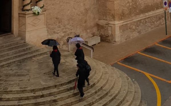 La lluvia llega a Castilla-La Mancha en el momento más inoportuno y un buen número de procesiones se suspenden en Viernes Santo