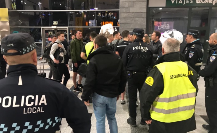 Desalojados hinchas del Celtic que iban a Valencia en la estación de tren de Albacete