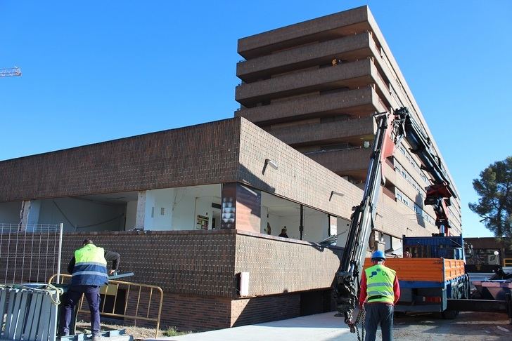 El Hospital de Albacete adapta su interior mientras avanza la construcción de nuevos edificios