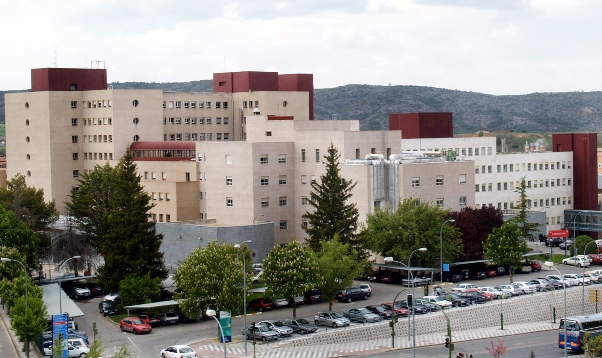 Los bomberos de Cuenca rescatan a un hombre de 34 años caído en la zona del castillo