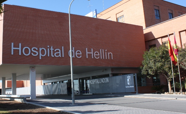 Dos hombres trasladados al Hospital de Hellín (Albacete) tras el incendio en un garaje de la calle Nueva
