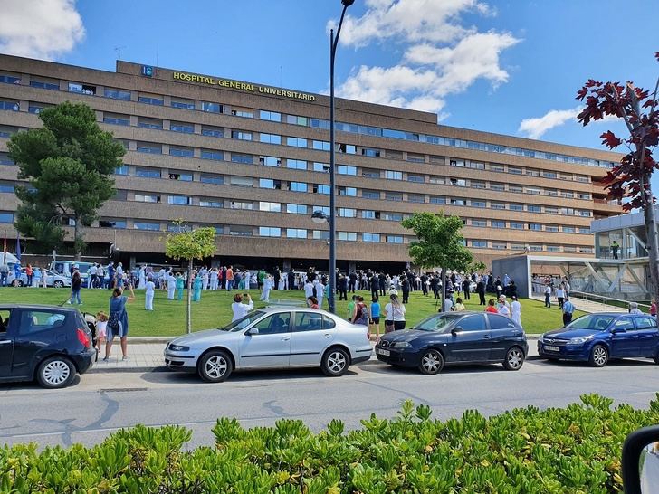 La Banda Municipal homenajeó con su música a sanitarios y pacientes, hoy en Albacete.