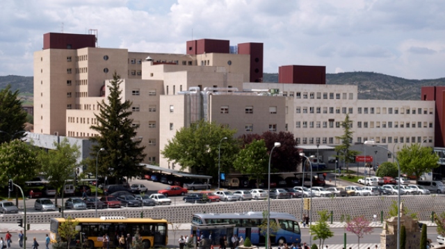 Trasladan al Hospital de Cuenca a un afectado tras un incendio en la campana de una cocina en un bar