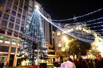 Las luces de Navidad ya brillan en la noche de Albacete (Galería)