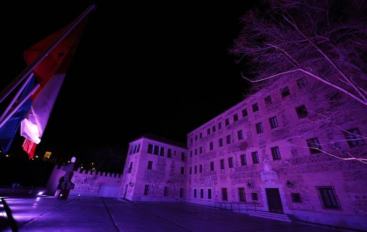 La iluminación en morado de San Gil culminó los actos en las Cortes regionales por el 8M