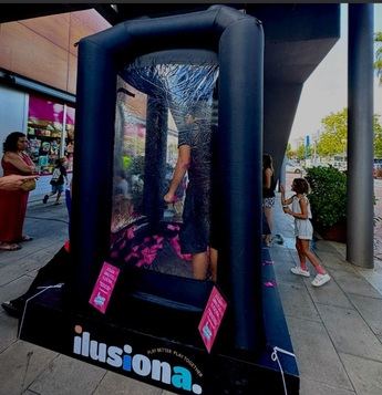 Atrapa billetes flotantes: La emocionante experiencia de la Cabina de Aire Ilusiona llega a Albacete