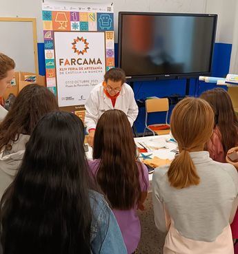 El Gobierno Regional Lleva la Feria de Artesanía a las Escuelas de Albacete para Fomentar Oficios Tradicionales