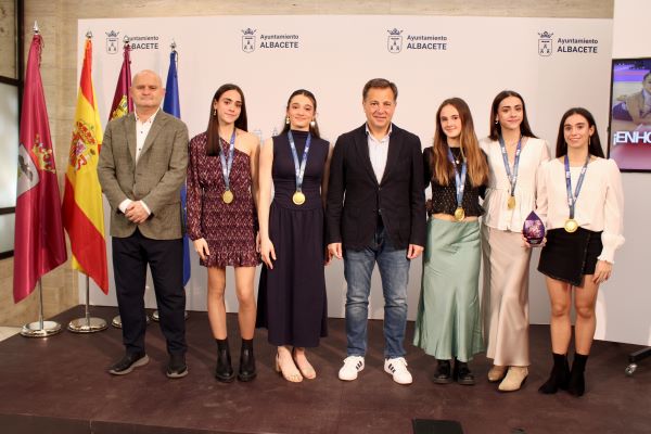 El alcalde de Albacete felicita al Club Palas por su medalla de oro en la Copa de la Reina
