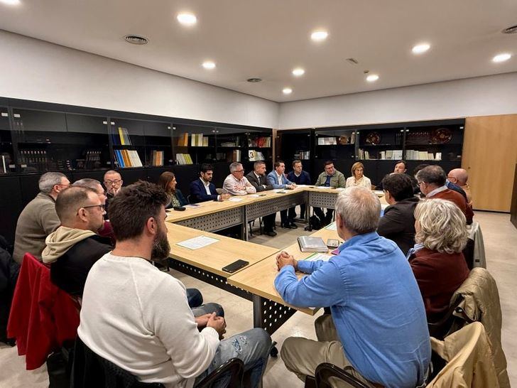 El alcalde de Albacete aboga por mejorar la conectividad ferroviaria en reunión del Pacto Social