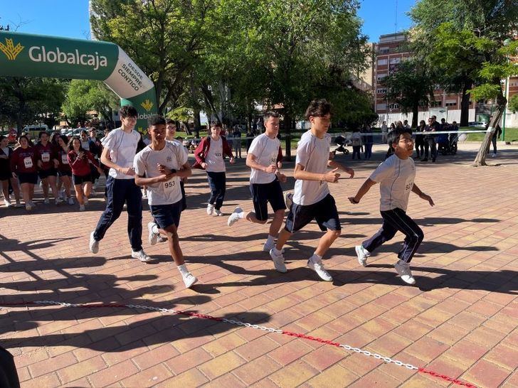 Éxito en la VII Carrera Padre Coll: Estudiantes del Colegio Dominicas se unen al deporte en el Parque Lineal