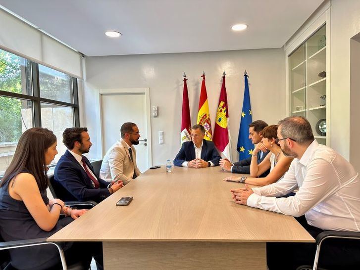 El alcalde de Albacete se reúne con la Asociación de Jóvenes Abogados para fortalecer la colaboración institucional