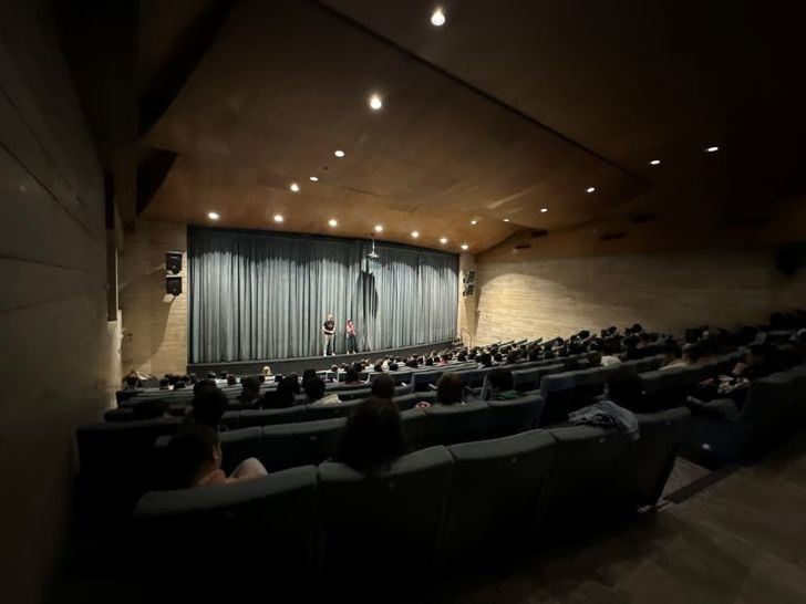La concejala Gala de la Calzada asiste a la exitosa representación de ‘Teennferno’ en el Auditorio Municipal