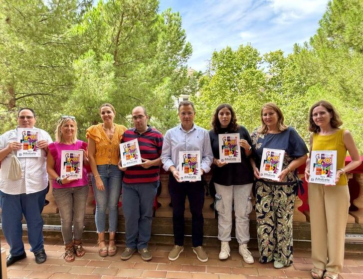 El alcalde Manuel Serrano presenta el Programa de Feria accesible para personas con discapacidad intelectual y mayores