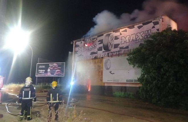 Se investigan las causas del incendio en la nave de neumáticos en Albacete