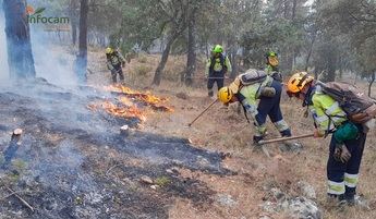 28 medios terrestres y casi 150 efectivos trabajan en el fuego originado este miércoles en Cañamares