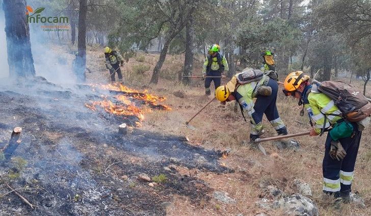 Cuatro medios y 19 personas trabajan en la extinción de un incendio declarado este sábado en Consuegra