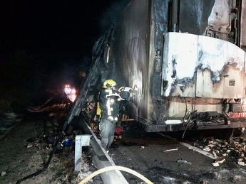 Incendio de un camión con aceite vegetal en la A-3, en Cervera del Llano, con corte de un carril