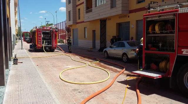 Desalojan un edificio en Caudete (Albacete) por el incendio de un coche en un garaje
