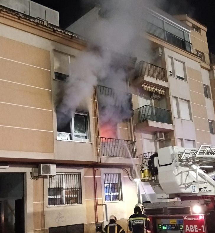 Un incendio de la calle Balmes de Hellín pone en alerta a los vecinos del barrio