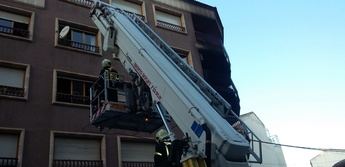 Dos personas muertas y cinco afectados por inhalar humo en un tremendo incendio en Hellín (Albacete)