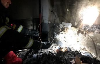  Los bomberos del SEPEI de Hellín rescatan a tres personas tras incendiarse su vivienda de madrugada