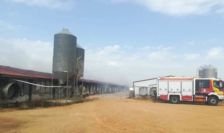 Queda calcinada una nave de pollos en Villanueva de la Jara (Cuenca) a causa de un incendio