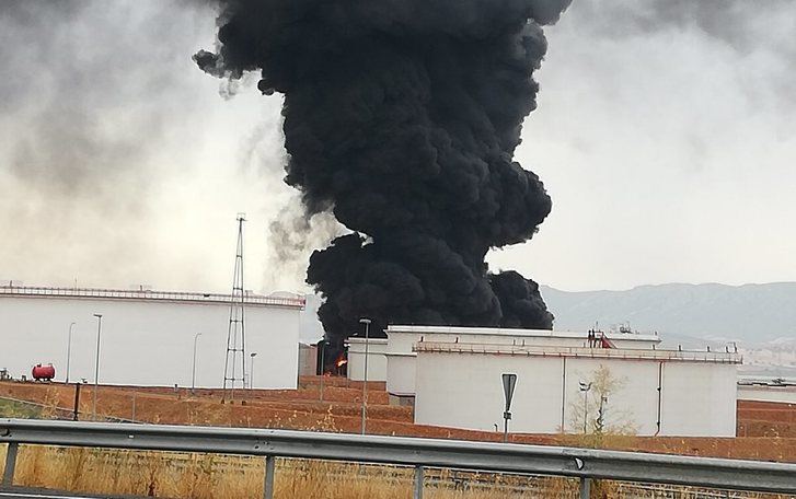 Un rayo provocaba un incendio en un depósito de gasoil en complejo industrial de Repsol