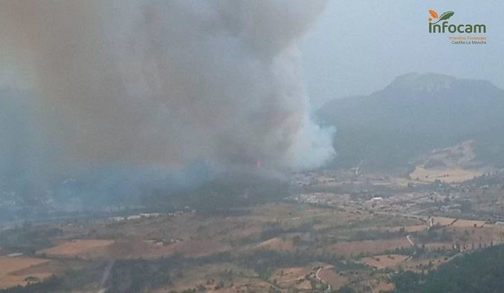 Un incendio en Riópar (Albacete) obliga a desalojar cortijos, urbanizaciones y la pedanía Casa de La Noguera