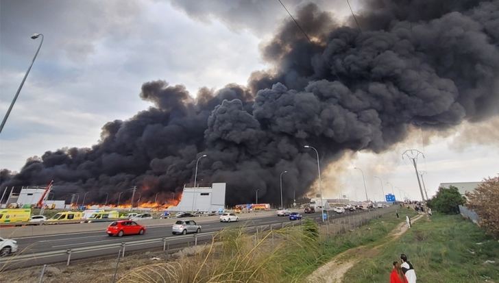 El incendio de una nave industrial en Seseña Nuevo (Toledo) provoca una gran nube de humo