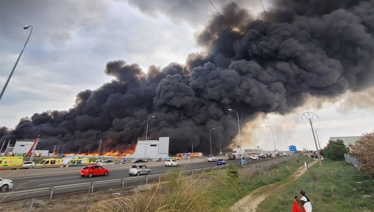El incendio de una nave industrial en Seseña Nuevo (Toledo) provoca una gran nube de humo