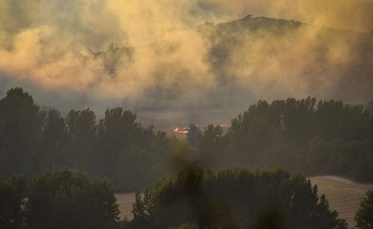 Cuarenta medios y 192 personas trabajan en la extinción del incendio de Valdepeñas de la Sierra