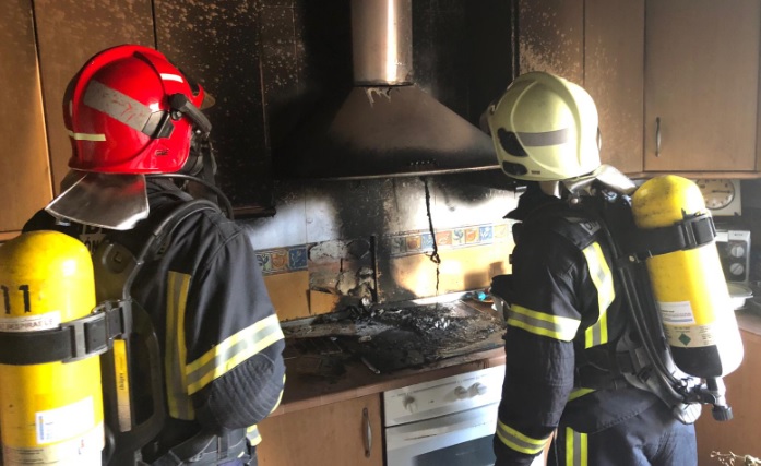 Bomberos de Hellín intervienen en la extinción de un incendio en Tobarra