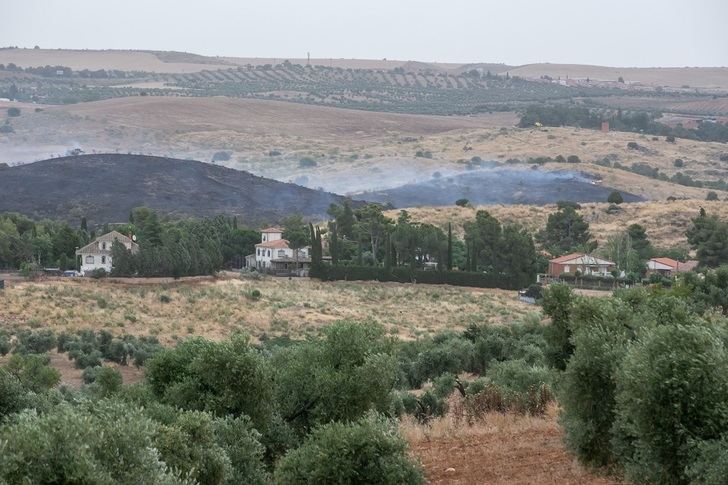 Veinte personas y 5 medios trabajan en apagar el fuego de Zurraquín en Toledo y se retiran medios aéreos