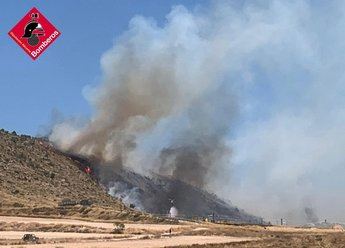 Incendio forestal en Villena (Alicante), que afecta a la provincia de Albacete, ya está perimetrado
