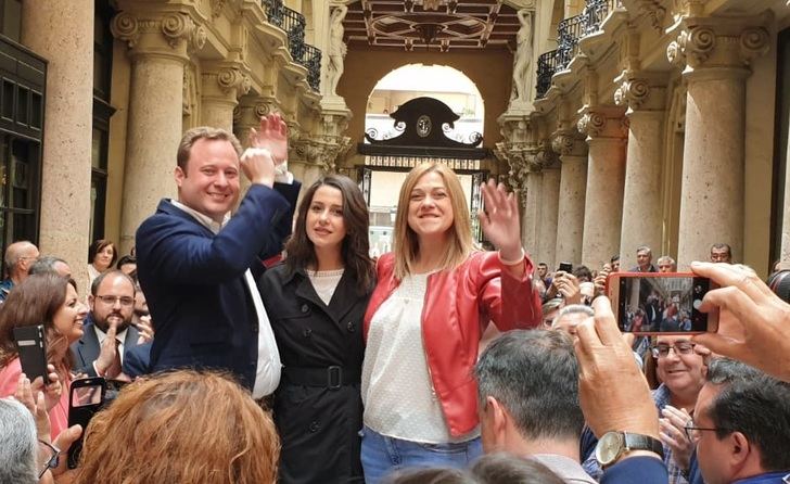 Arrimadas critica en Albacete a los diputados que 'han dado golpe de Estado y quieren un sueldecito'