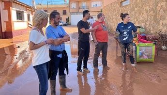 Infocam, Protección Civil y otras brigadas se afanan limpiar y achicar agua en más de 100 viviendas y en las calles de Iniesta