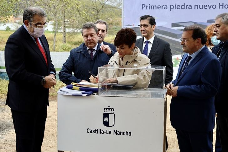 Isabel Rodríguez agradece a Page la inversión en sanidad y las obras del hospital de Puertollano: 'Aquí nacieron mis hijos'