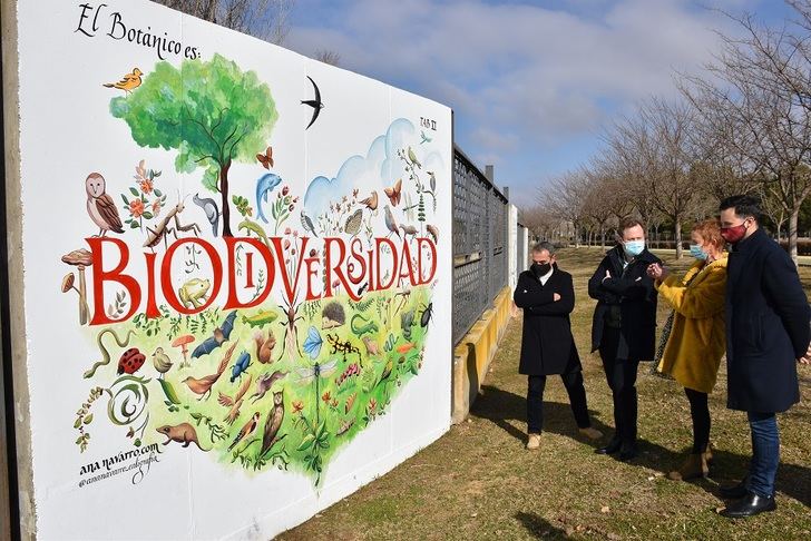 Los murales de Ana Navarro transforman la imagen de los visitantes del Jardín Botánico de Albacete