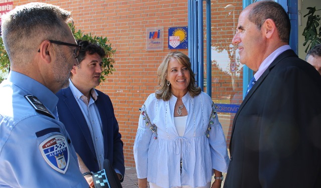 El director de la cárcel con los concejales del Ayuntamiento y el jefe de la Policía Local.