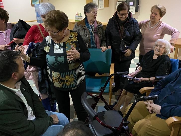 El alcalde de La Roda participa en una visita a la Residencia de Mayores Fonda Oriental con varias usuarias
