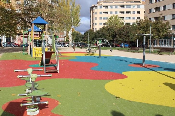 El Ayuntamiento de Albacete renovará con pavimento sintético las zonas de juegos infantiles