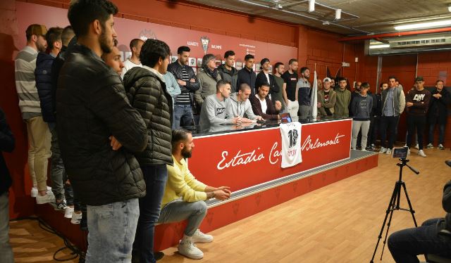 Los jugadores del Alba también le mostraron el máximo apoyo a su compañero.