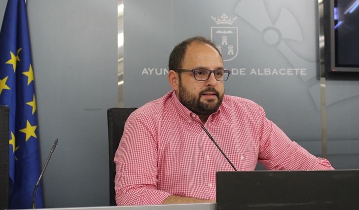 El Ayuntamiento de Albacete para la sustitución de césped natural por artificial de diversas zonas