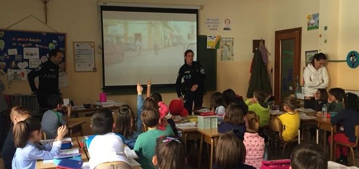 Agentes de la Policía Local de La Roda imparten charlas sobre “cómo moverse en bici”