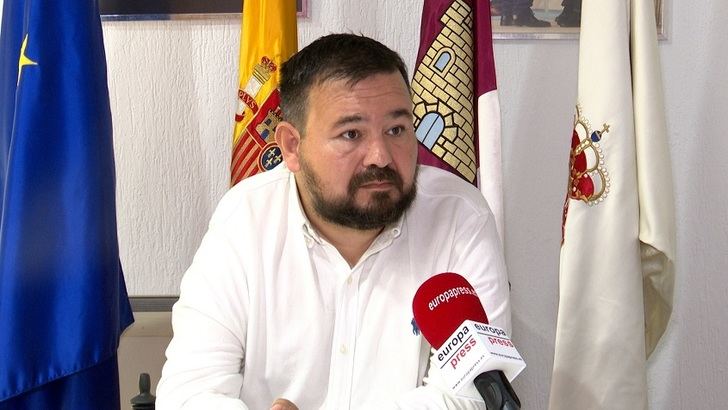 Ingresado en el Hospital de Albacete el alcalde de La Roda tras dar positivo en COVID